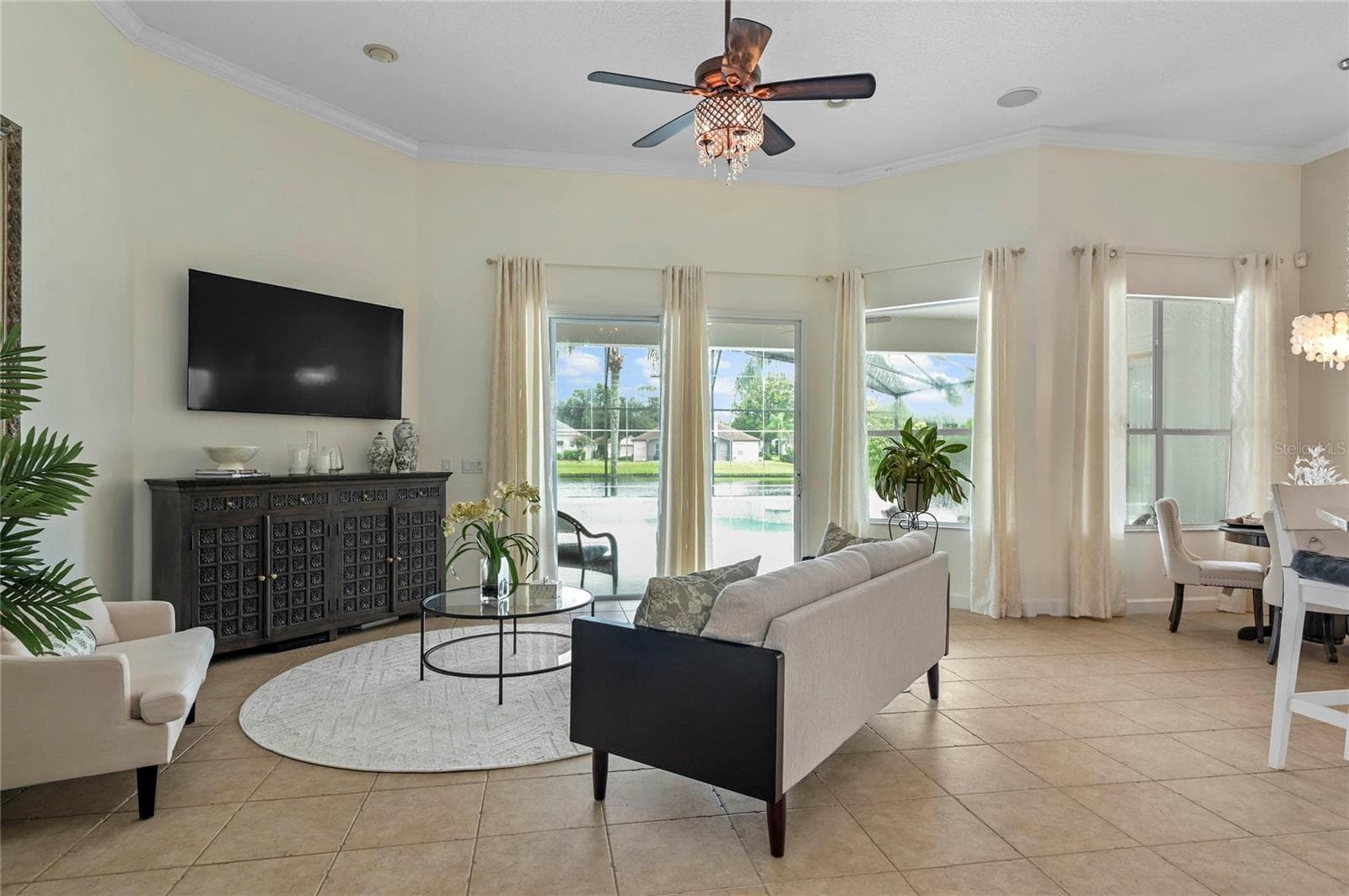 great room towards pool with 12ft ceiling and crown molding - 2848 ALOMA LAKE RUN, OVIEDO