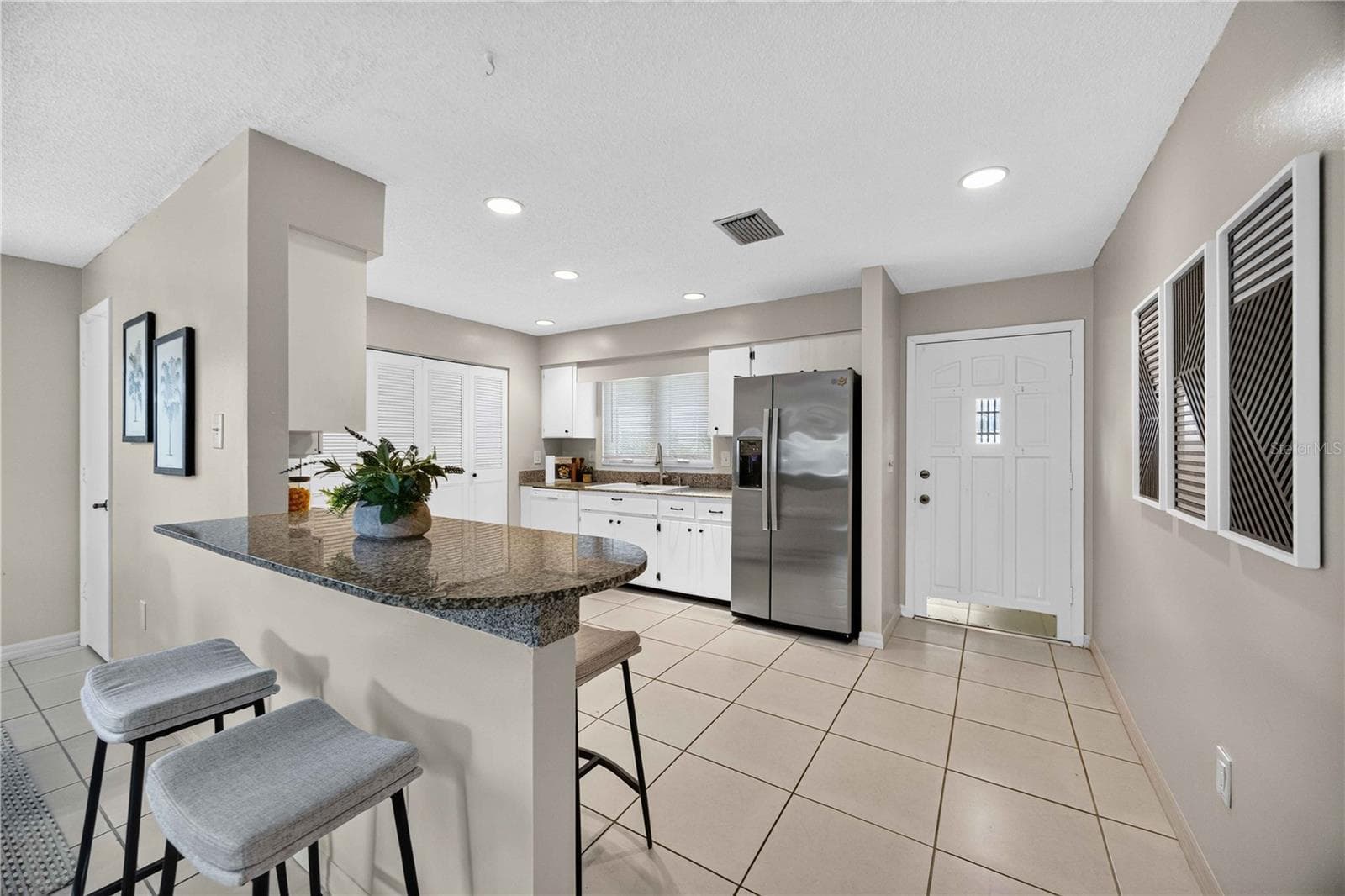 Large kitchen with breakfast bar - 4565 TIPPECANOE TRL #22, SARASOTA