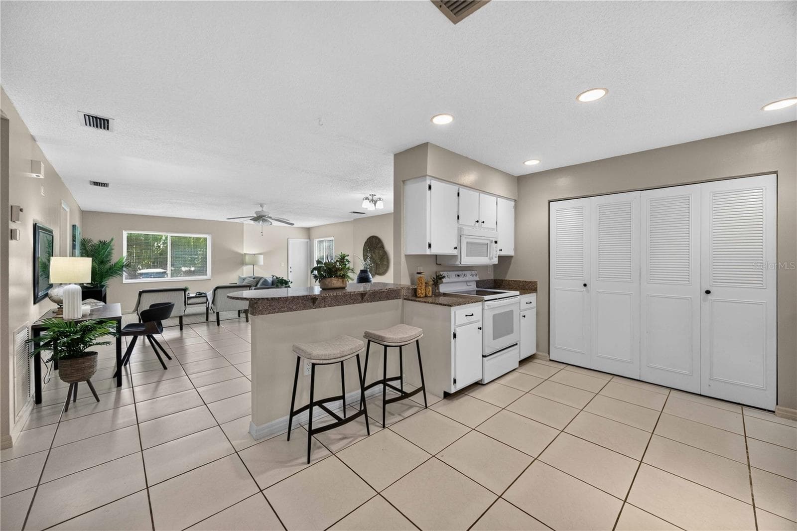 Open kitchen overlooking dining and living room - 4565 TIPPECANOE TRL #22, SARASOTA
