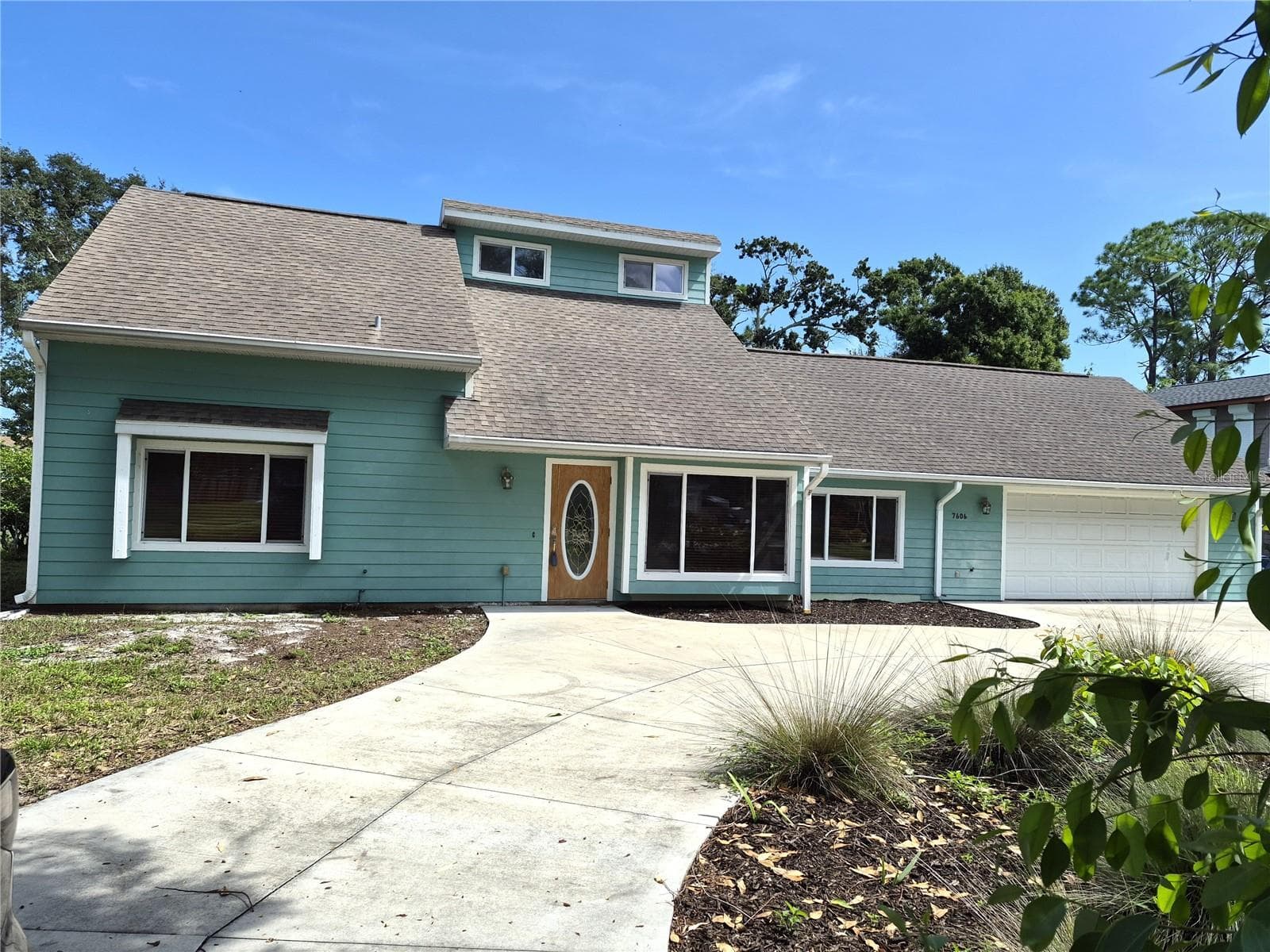 House with circular Driveway - 7606 15TH AVE NW, BRADENTON
