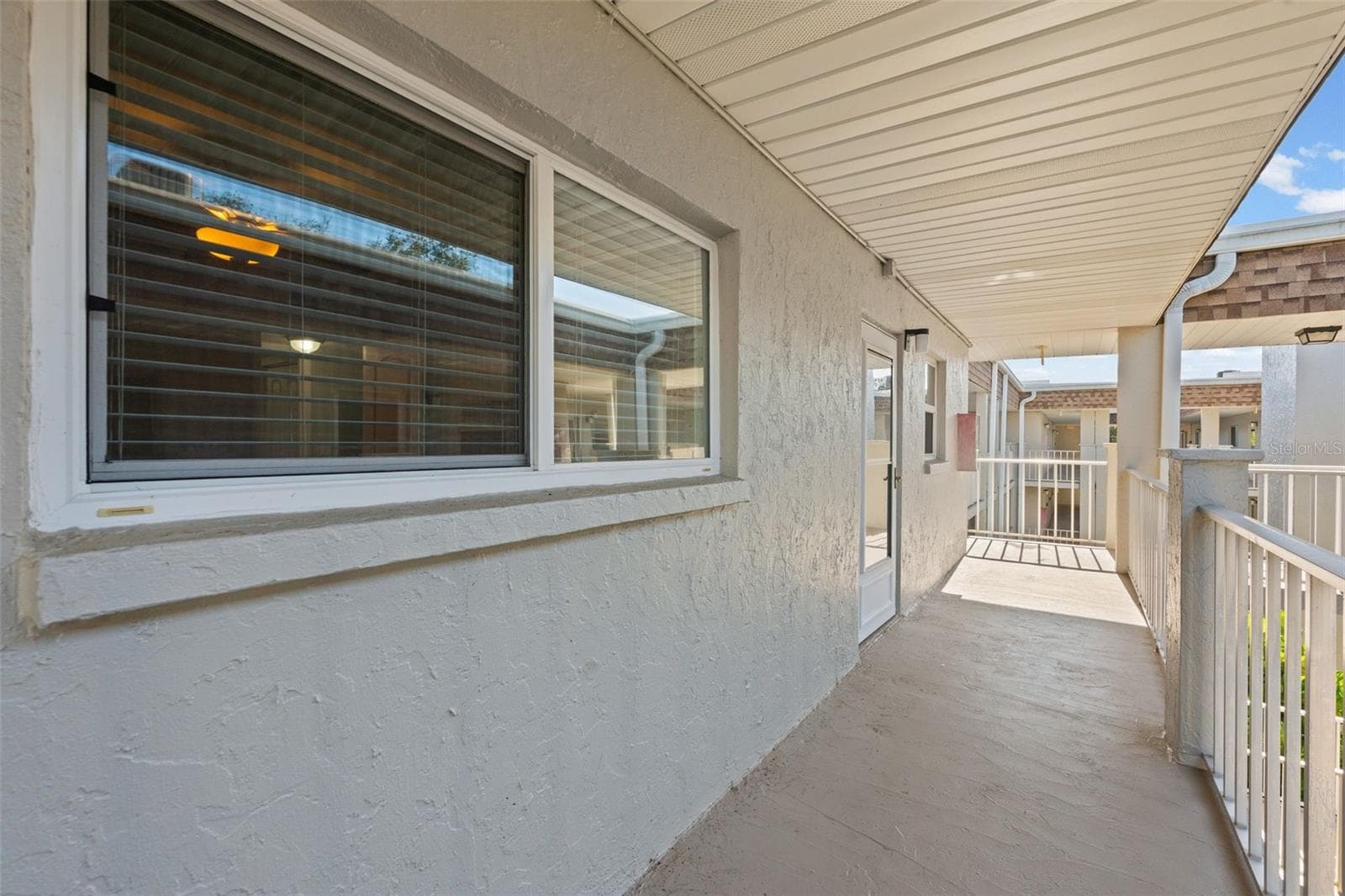 Hallway to front door - 1310 GLEN OAKS DR E #383E, SARASOTA