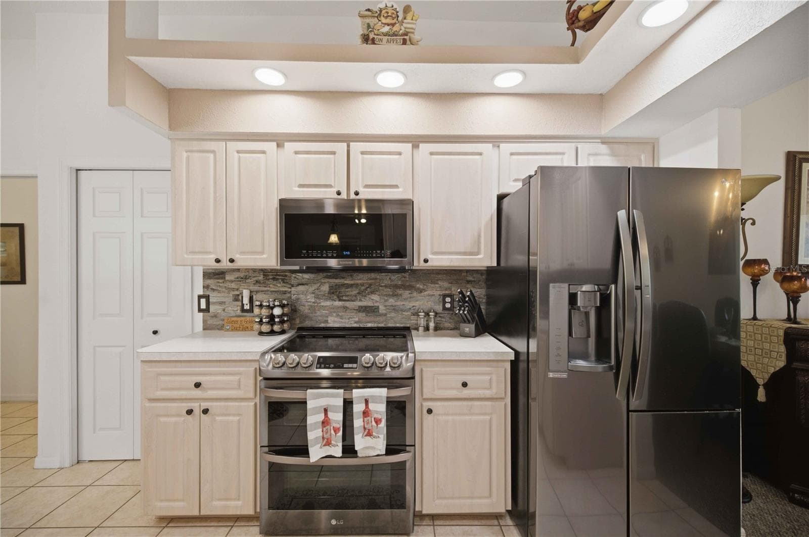 Single Family Residence at 4710 W MUSTANG BLVD, BEVERLY HILLS, photo 3 of 40