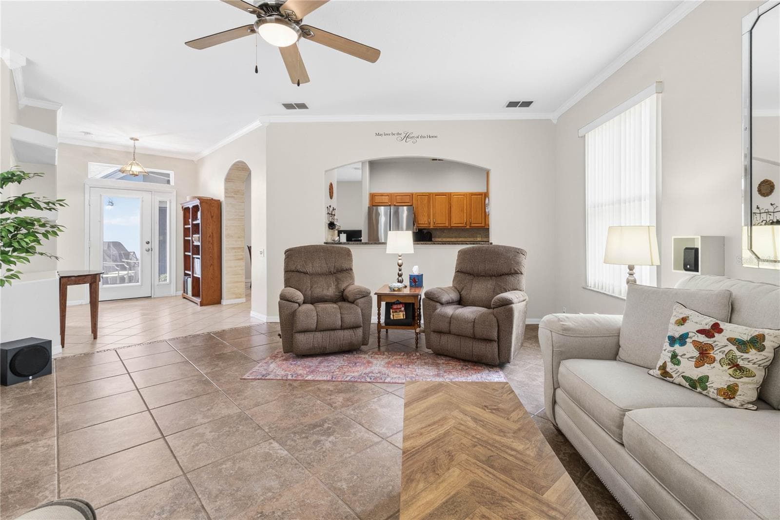 Great room with view of entrance and kitchen - 3007 BELLFLOWER WAY, LAKELAND