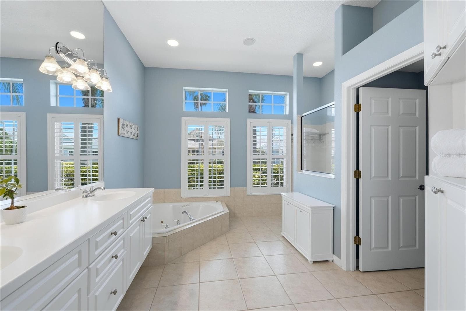 Primary Bath Dual Sinks - 4747 PINNACLE DR, BRADENTON