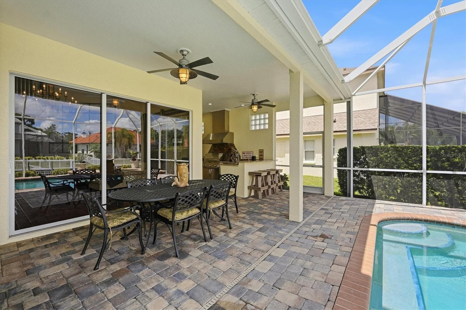 Outdoor Dining & Bar - 4747 PINNACLE DR, BRADENTON