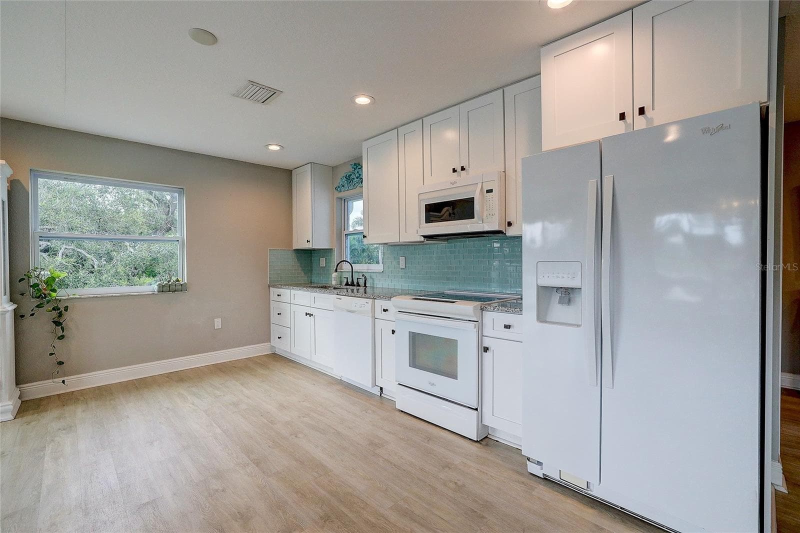 Updated Kitchen - 3214 N SECLUSION DR, SARASOTA