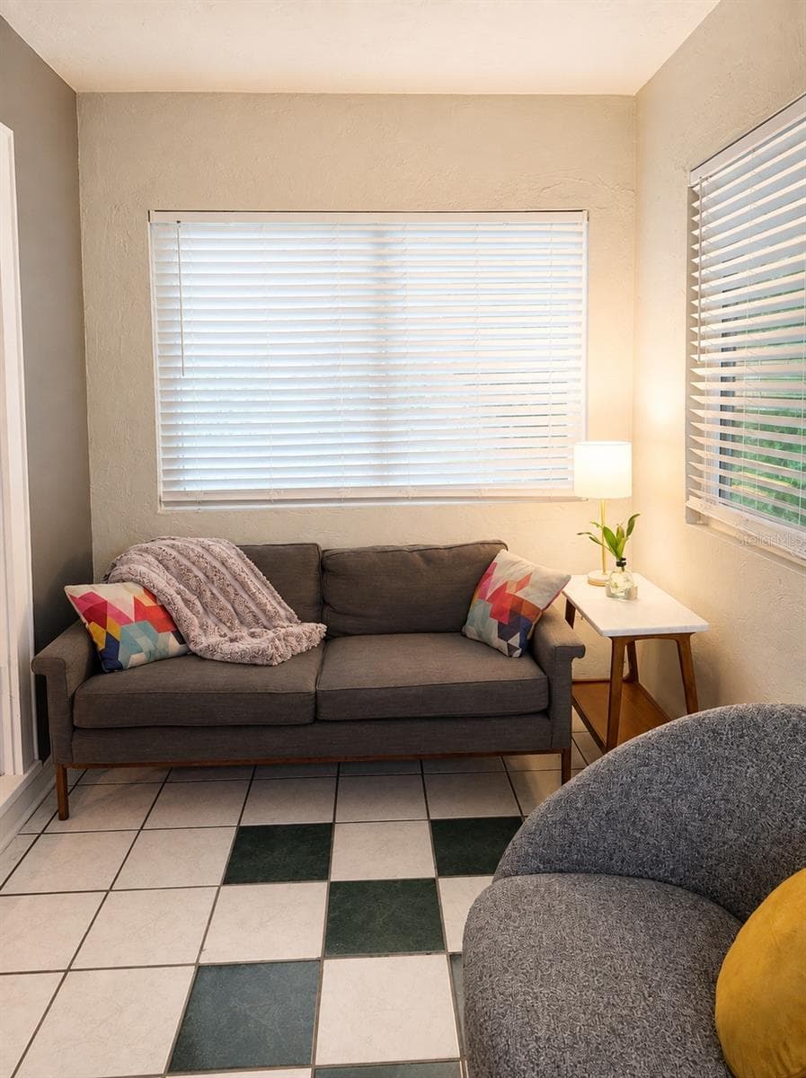Sunroom - 926 29TH ST N, ST PETERSBURG