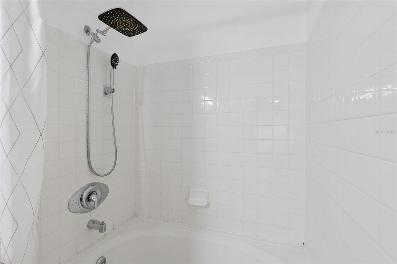 Primary Shower/Tub - 300 E SOUTH ST #2001, ORLANDO