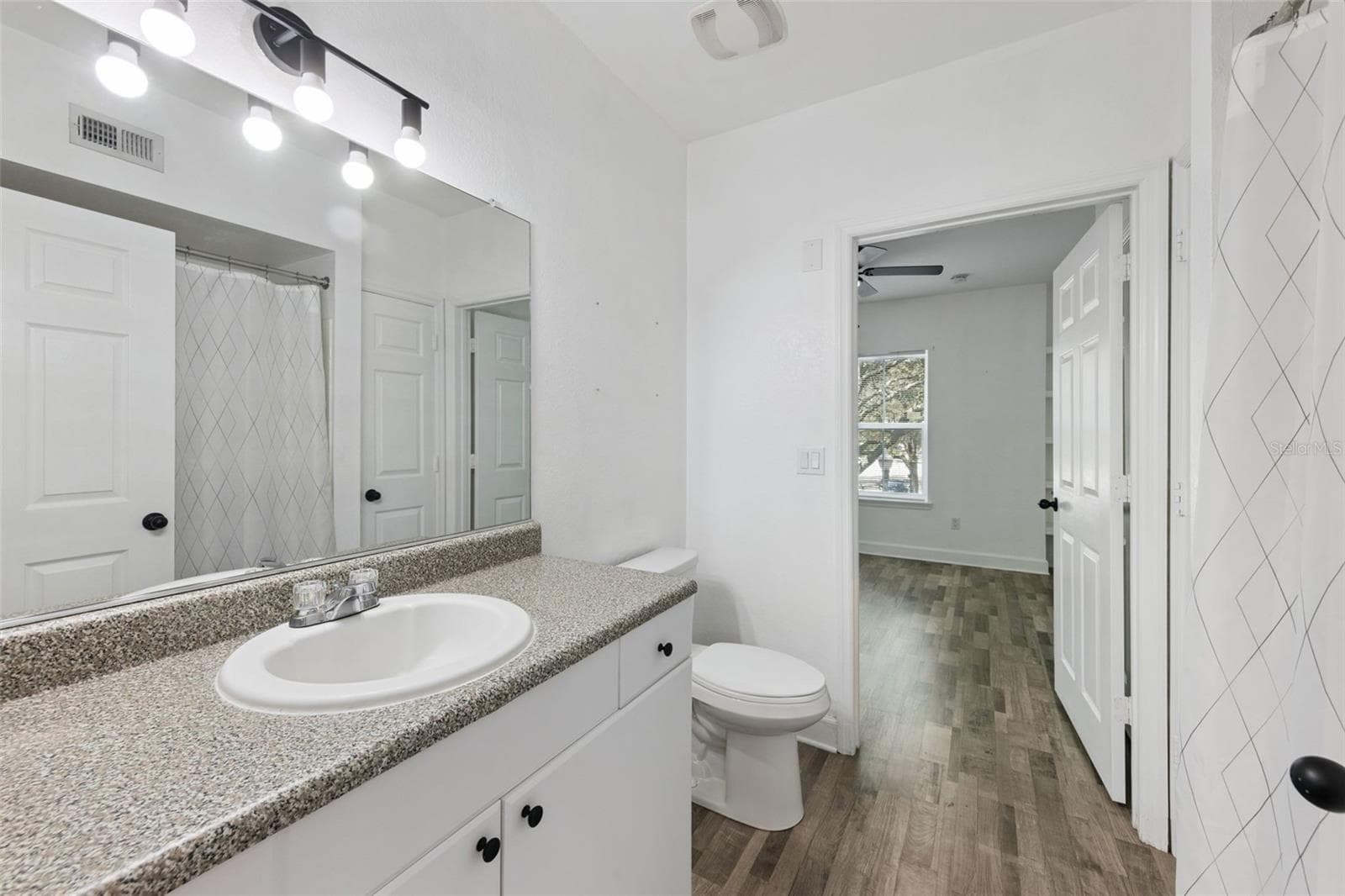 Secondary Bath and Guest Bath - 300 E SOUTH ST #2001, ORLANDO