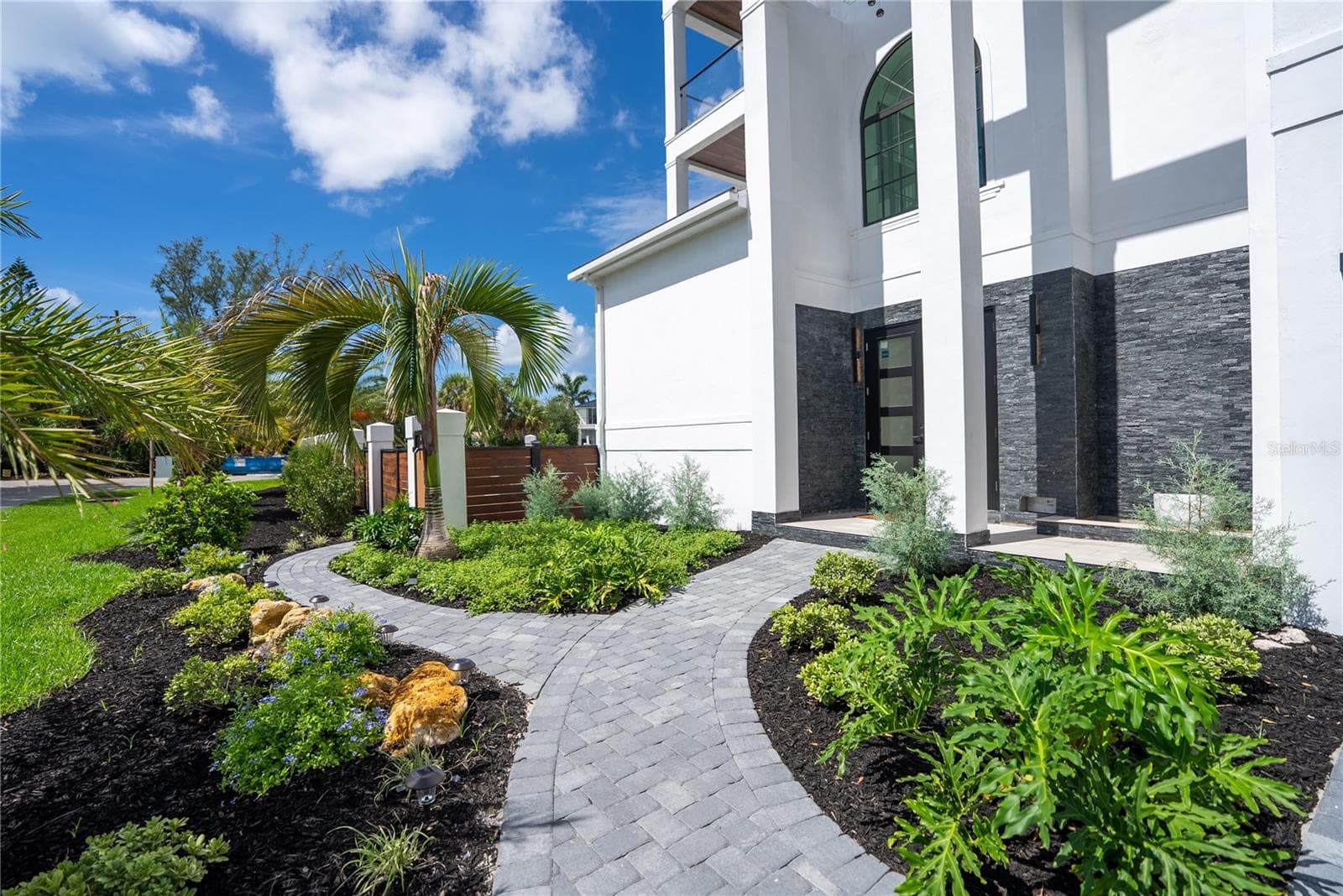 Single Family Residence at 539 AVENIDA DEL NORTE, SARASOTA, photo 2 of 64
