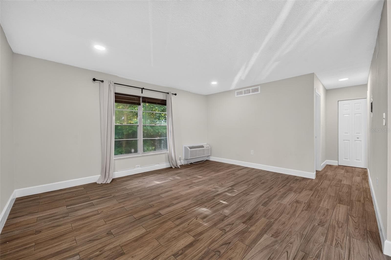 Condominium at 118 W AMERICA ST #2, ORLANDO, photo 7 of 17