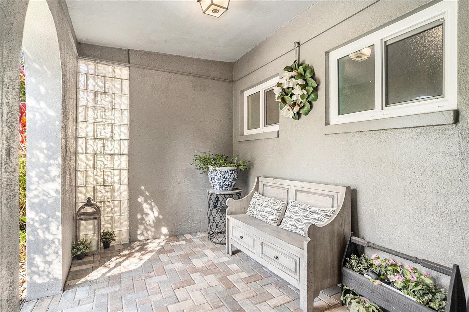 virtually staged - 2134 SERPENTINE CIR S, ST PETERSBURG