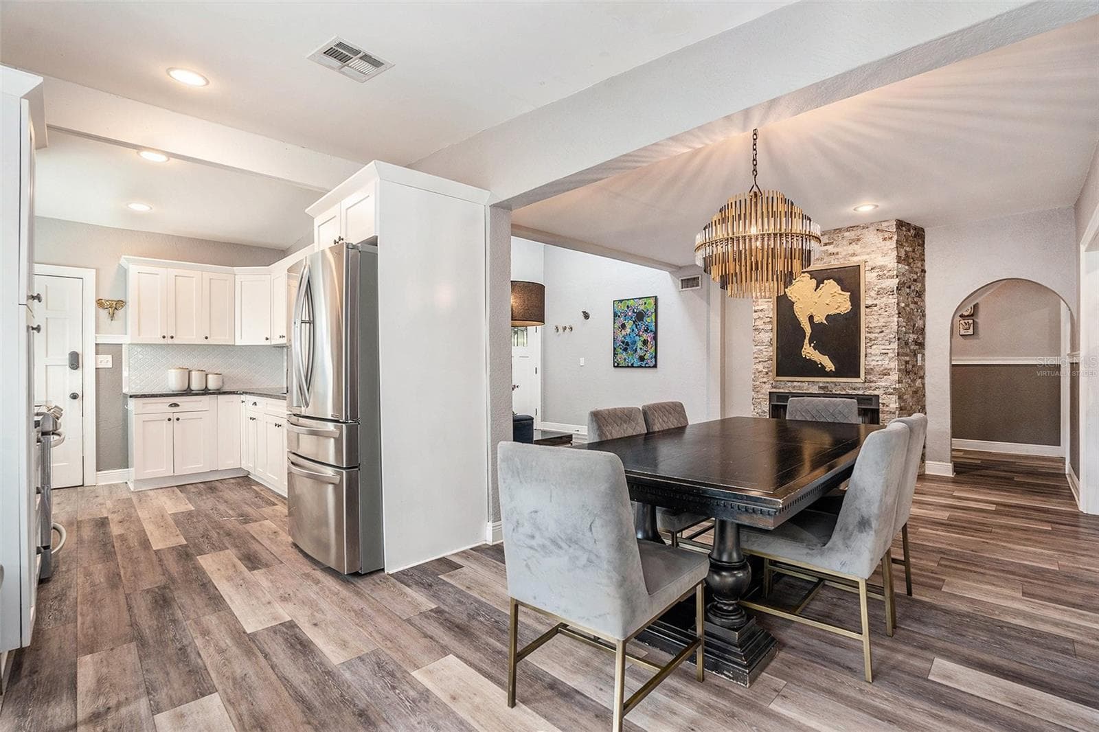 virtually staged - 2134 SERPENTINE CIR S, ST PETERSBURG