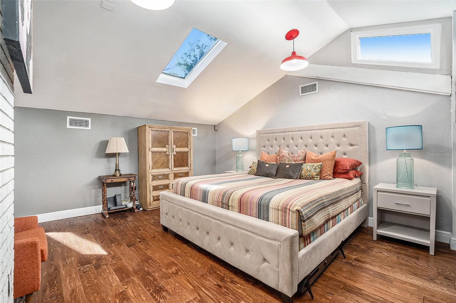 virtually staged - 2134 SERPENTINE CIR S, ST PETERSBURG