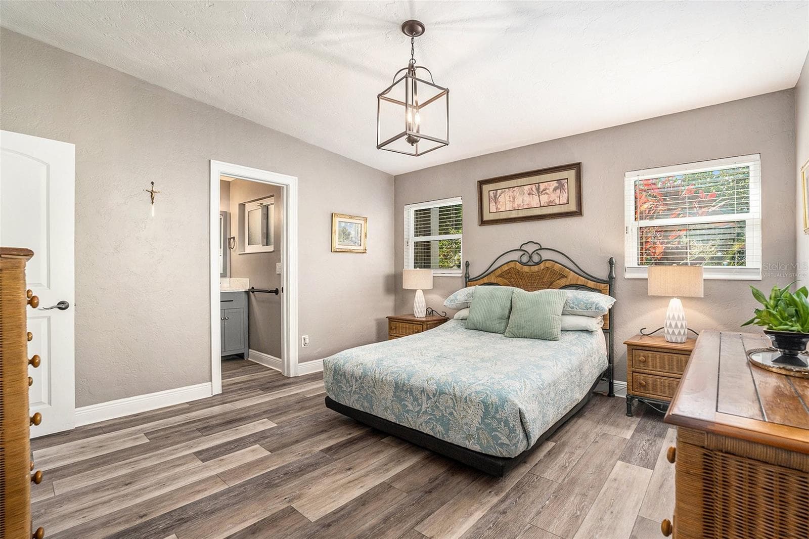 virtually staged - 2134 SERPENTINE CIR S, ST PETERSBURG