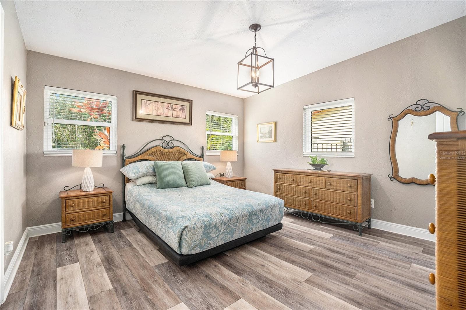 virtually staged - 2134 SERPENTINE CIR S, ST PETERSBURG
