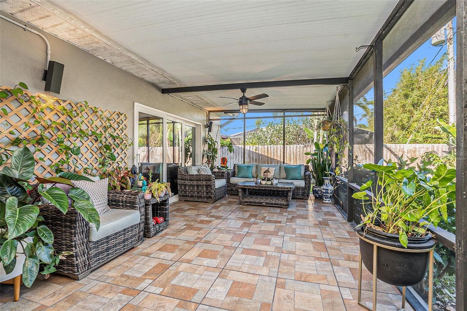 virtually staged - 2134 SERPENTINE CIR S, ST PETERSBURG