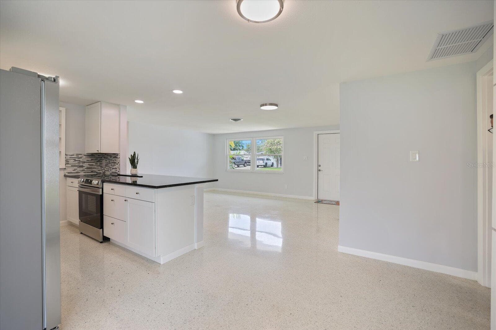 Single Family Residence at 3485 ROSLYN RD, VENICE, photo 6 of 37