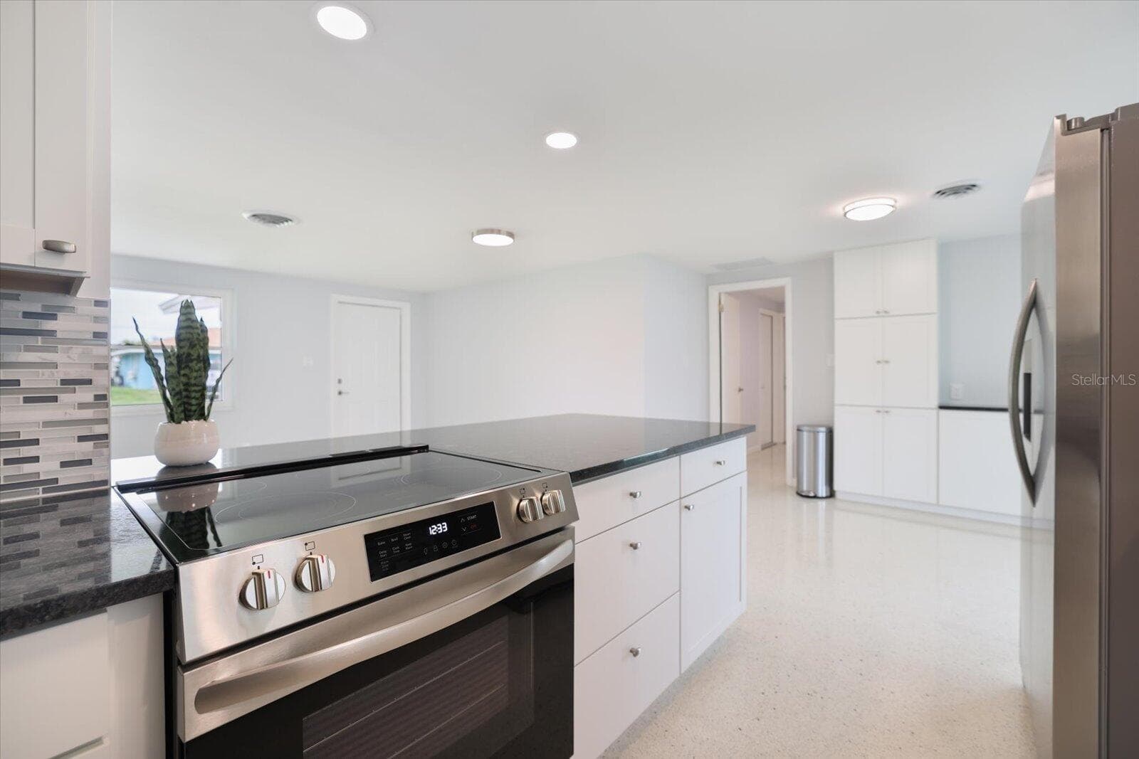 Single Family Residence at 3485 ROSLYN RD, VENICE, photo 7 of 37