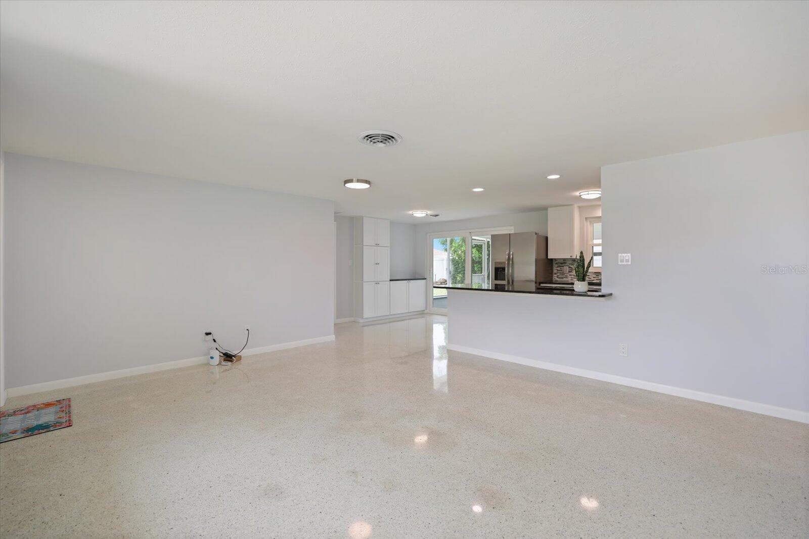 Single Family Residence at 3485 ROSLYN RD, VENICE, photo 8 of 37