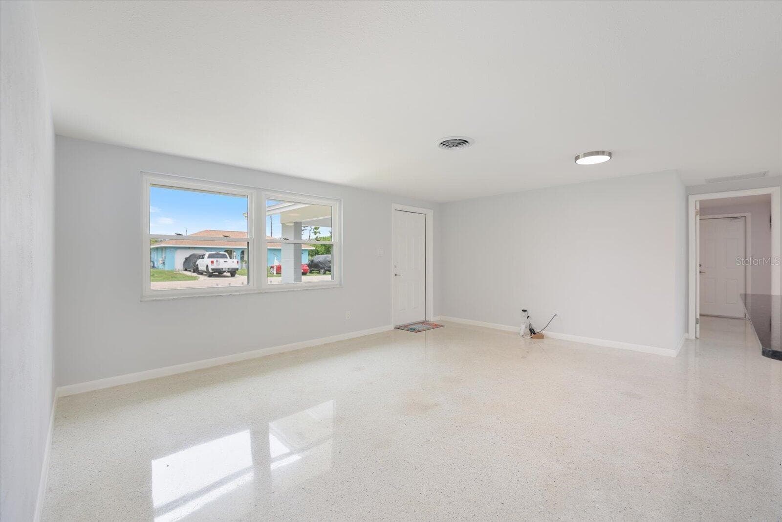 Single Family Residence at 3485 ROSLYN RD, VENICE, photo 9 of 37