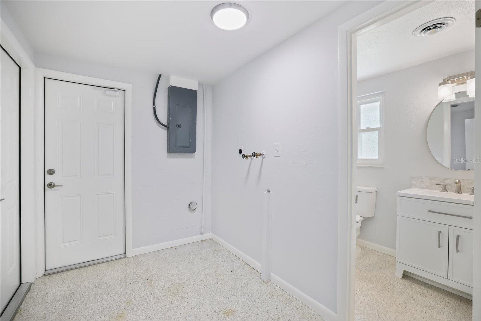 Single Family Residence at 3485 ROSLYN RD, VENICE, photo 10 of 37