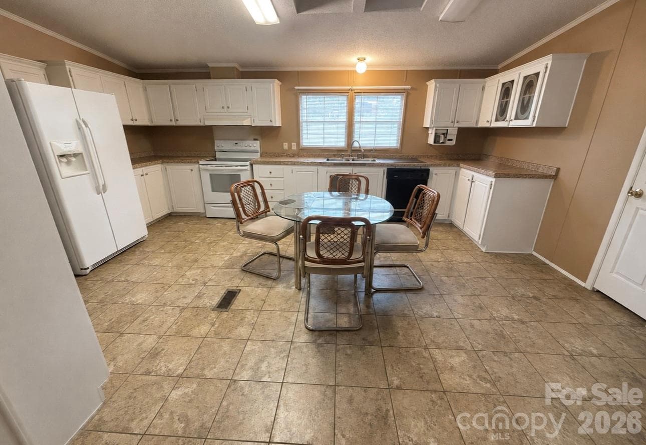huge kitchen - 3557 Gladden Drive, Lincolnton