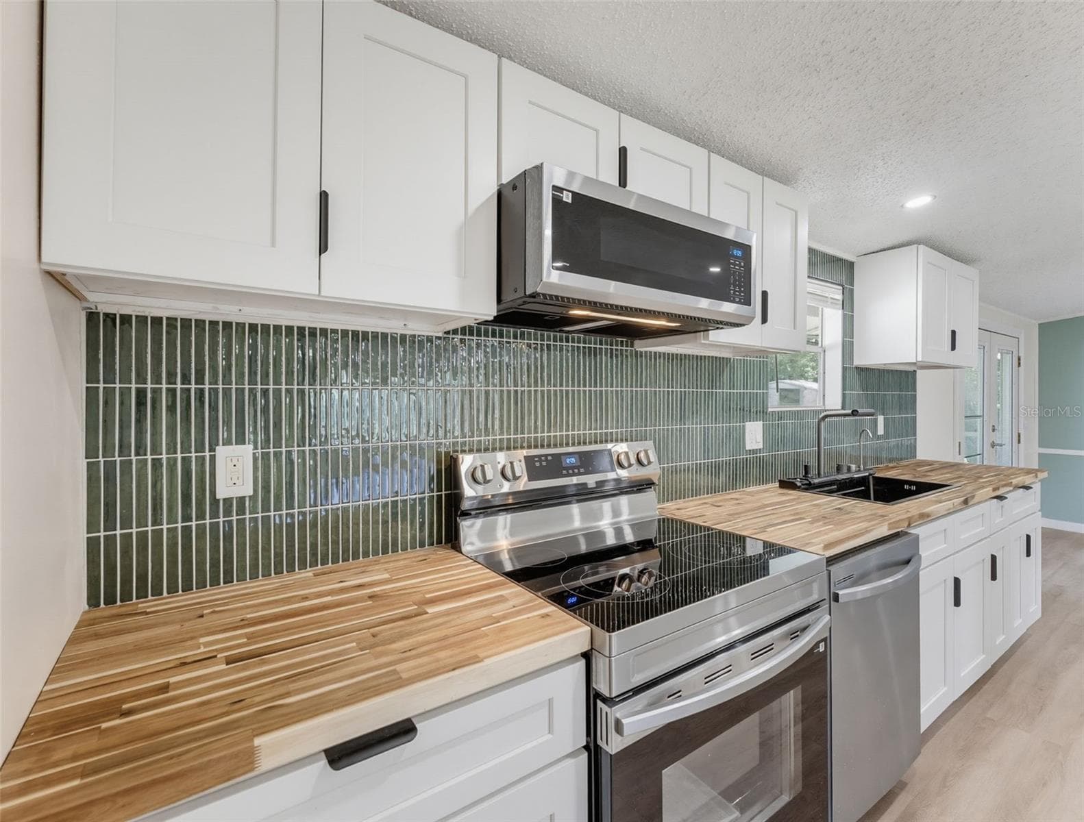 Manufactured Home at 11106 FERNWAY LN, DADE CITY, photo 8 of 43