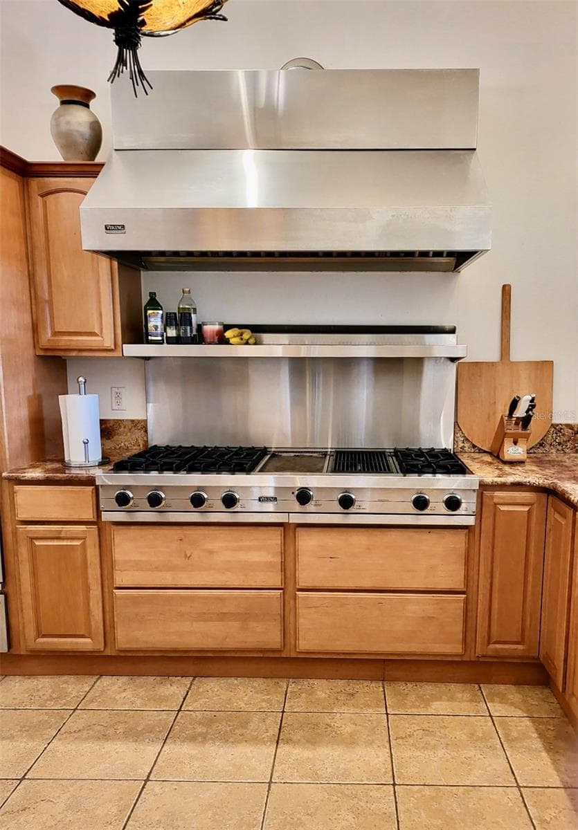 Viking hood system and range - 807 NEPTUNE RD, KISSIMMEE