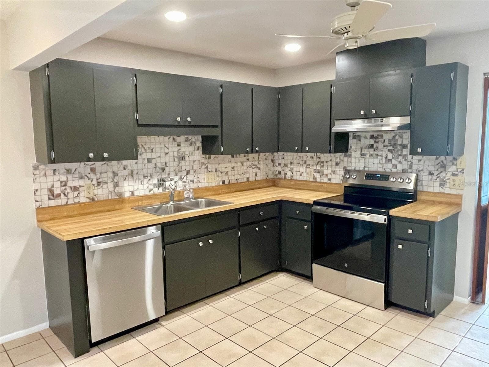 Kitchen - 137 DRIFTING SANDS DR, VENICE