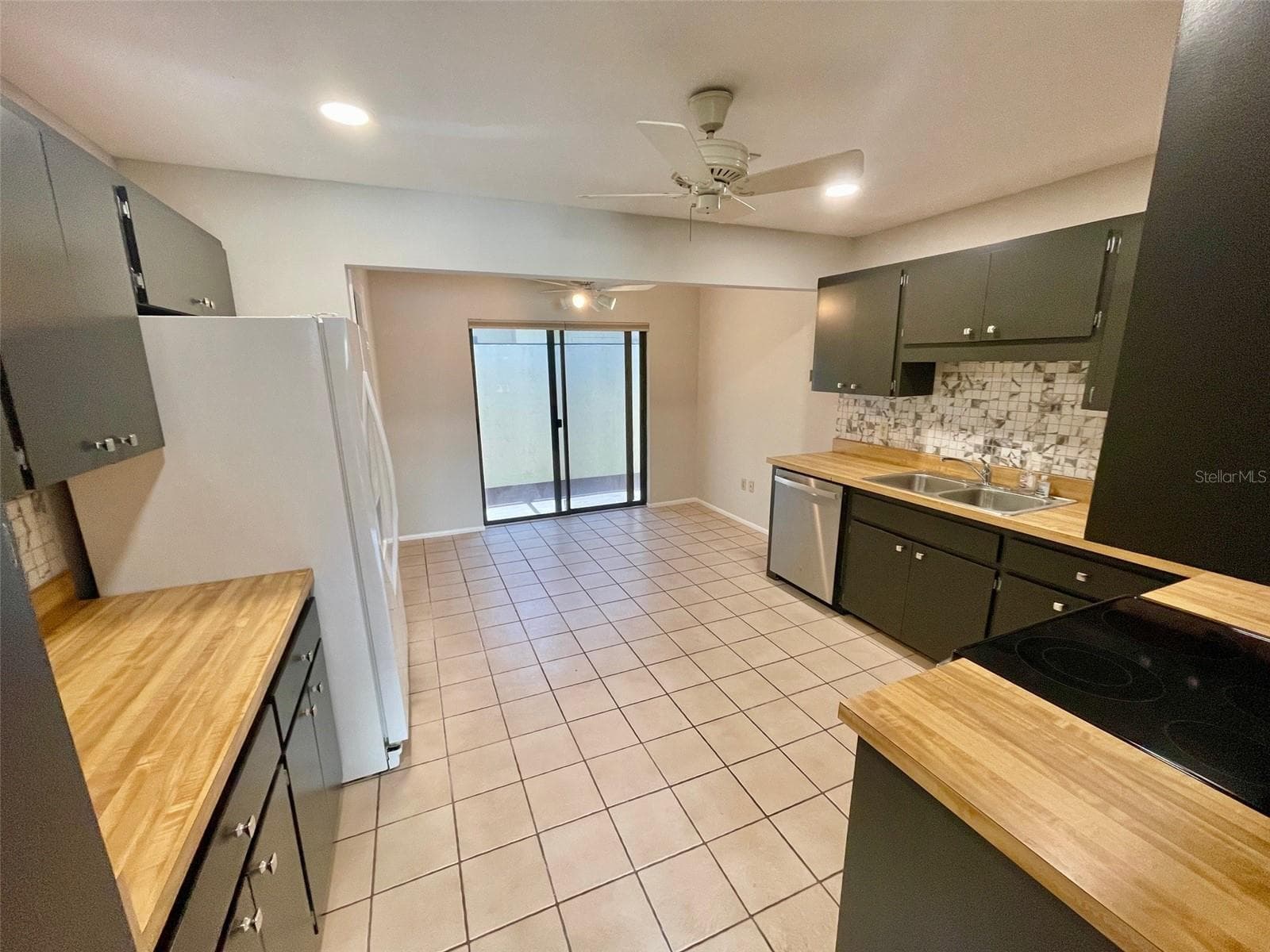 Kitchen - 137 DRIFTING SANDS DR, VENICE
