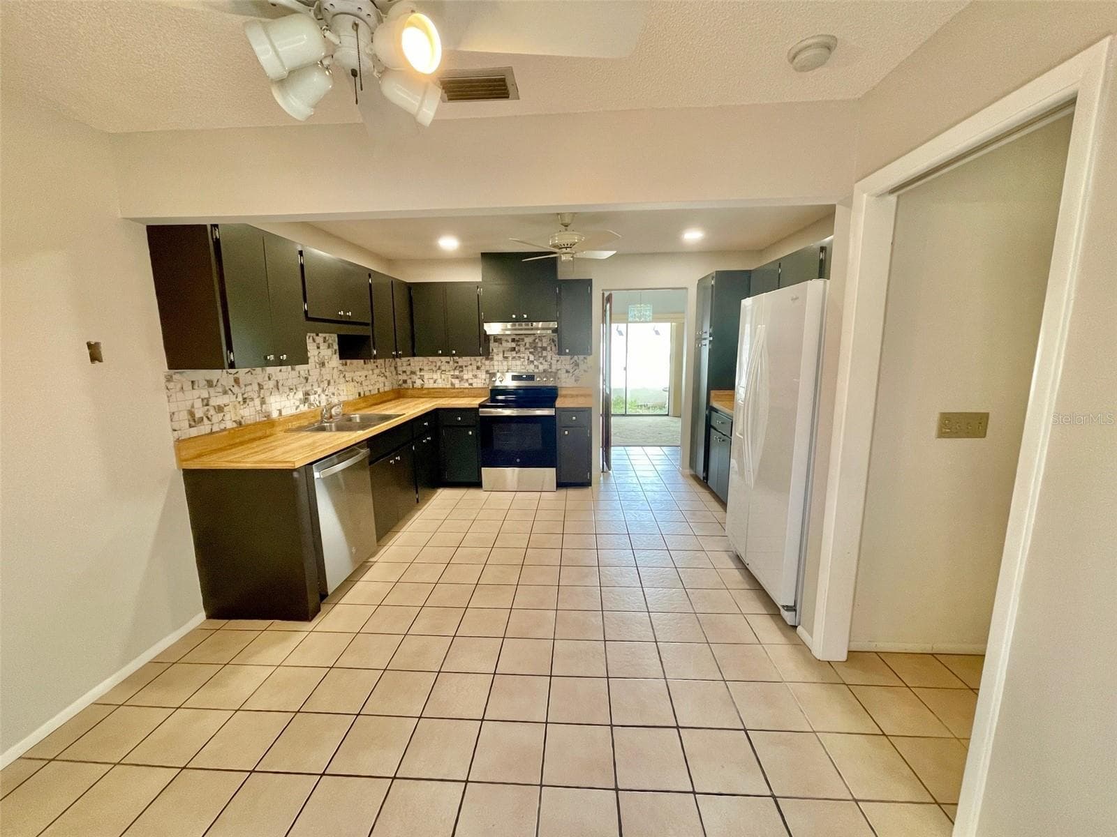 Eat-In Kitchen - 137 DRIFTING SANDS DR, VENICE