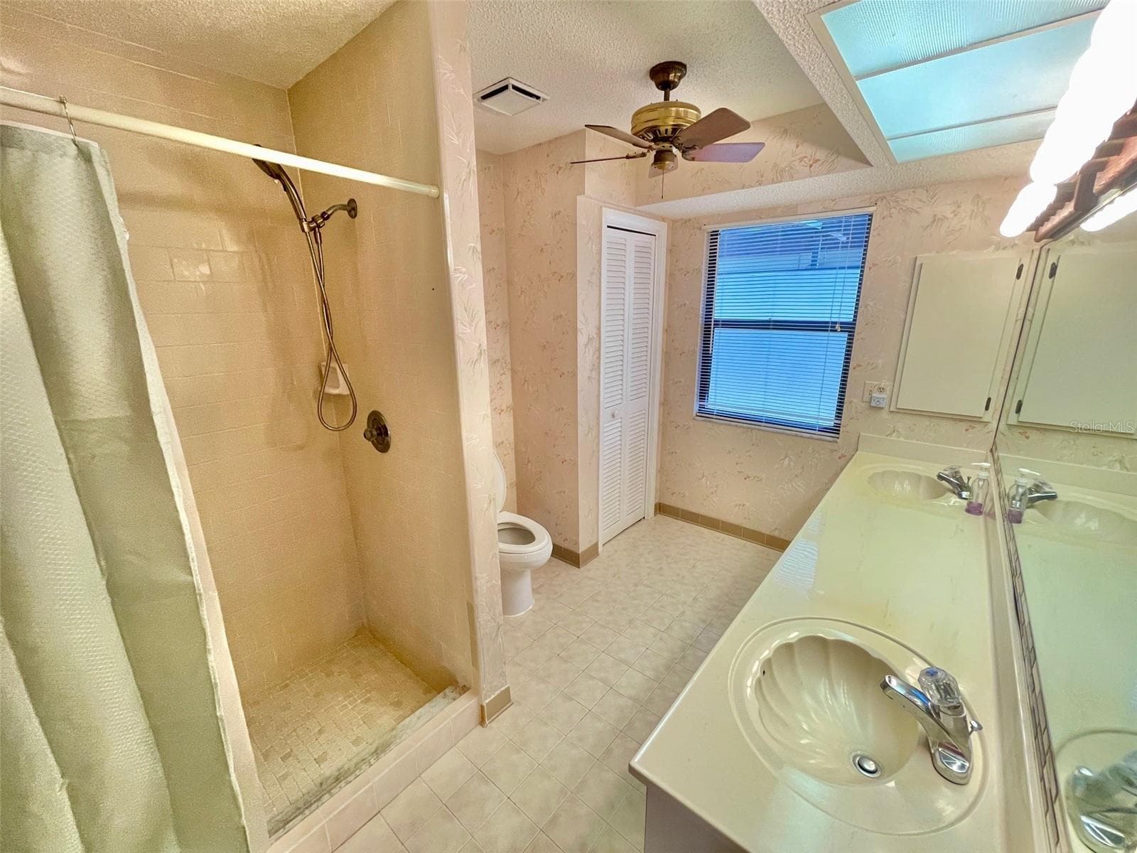 Master Bath - 137 DRIFTING SANDS DR, VENICE