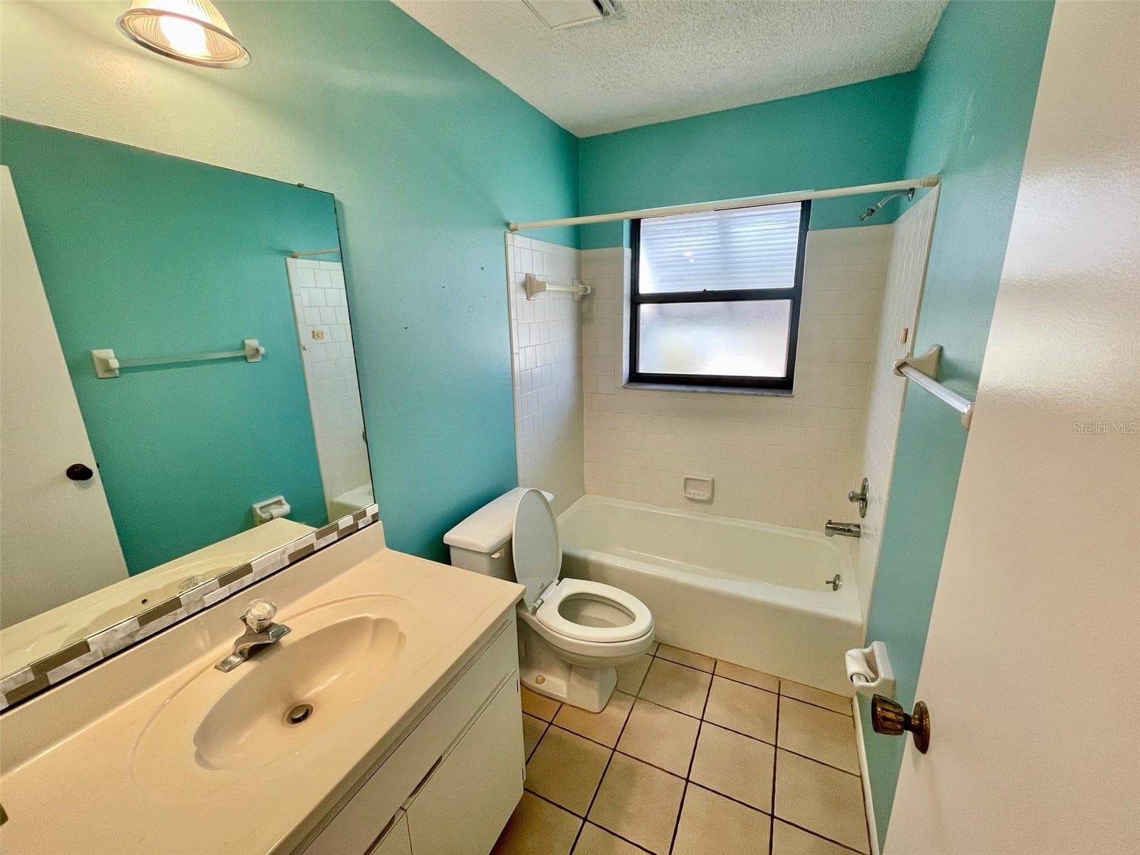 Guest Bath - 137 DRIFTING SANDS DR, VENICE