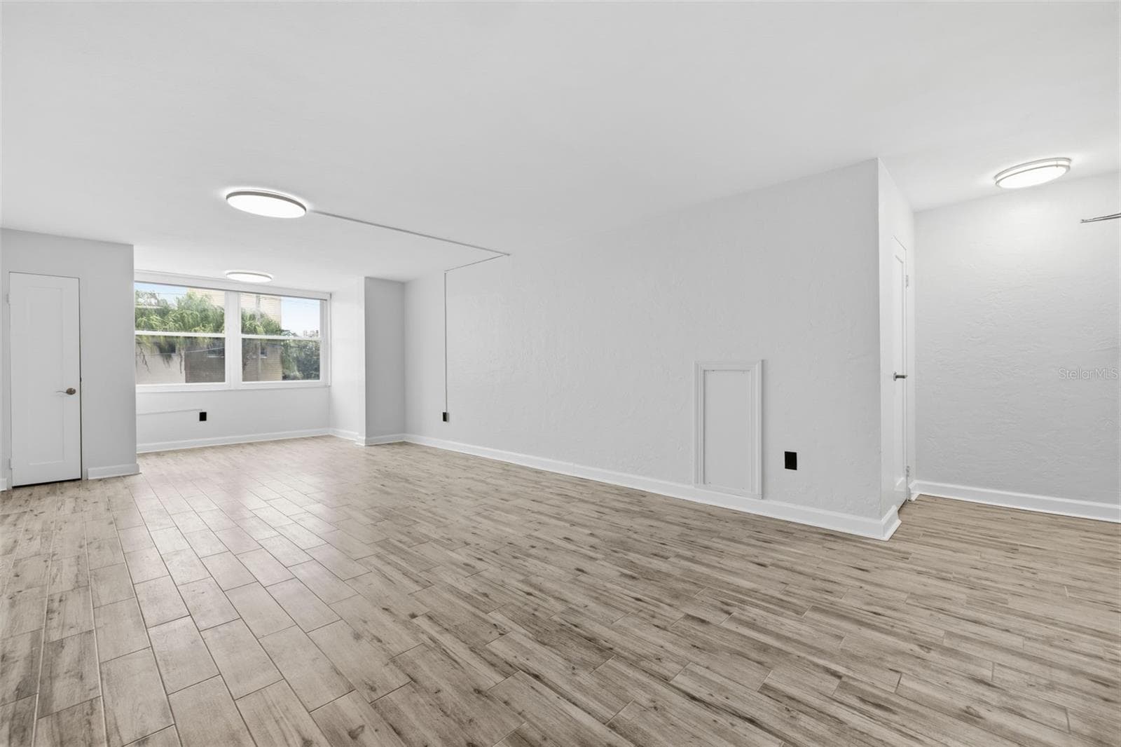 The generous living and dining space offers plenty of flexibility for entertaining, relaxing, and everyday living. - 841 4TH AVE N #27, ST PETERSBURG