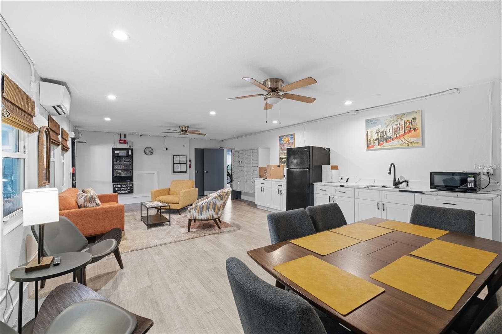 Spacious community gathering area offers residents a comfortable place to socialize, relax, or enjoy activities. - 841 4TH AVE N #27, ST PETERSBURG