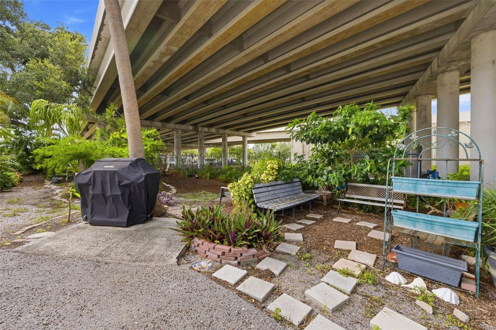 Charming outdoor community space surrounded by mature landscaping offers a peaceful spot to enjoy the Florida weather. - 841 4TH AVE N #27, ST PETERSBURG
