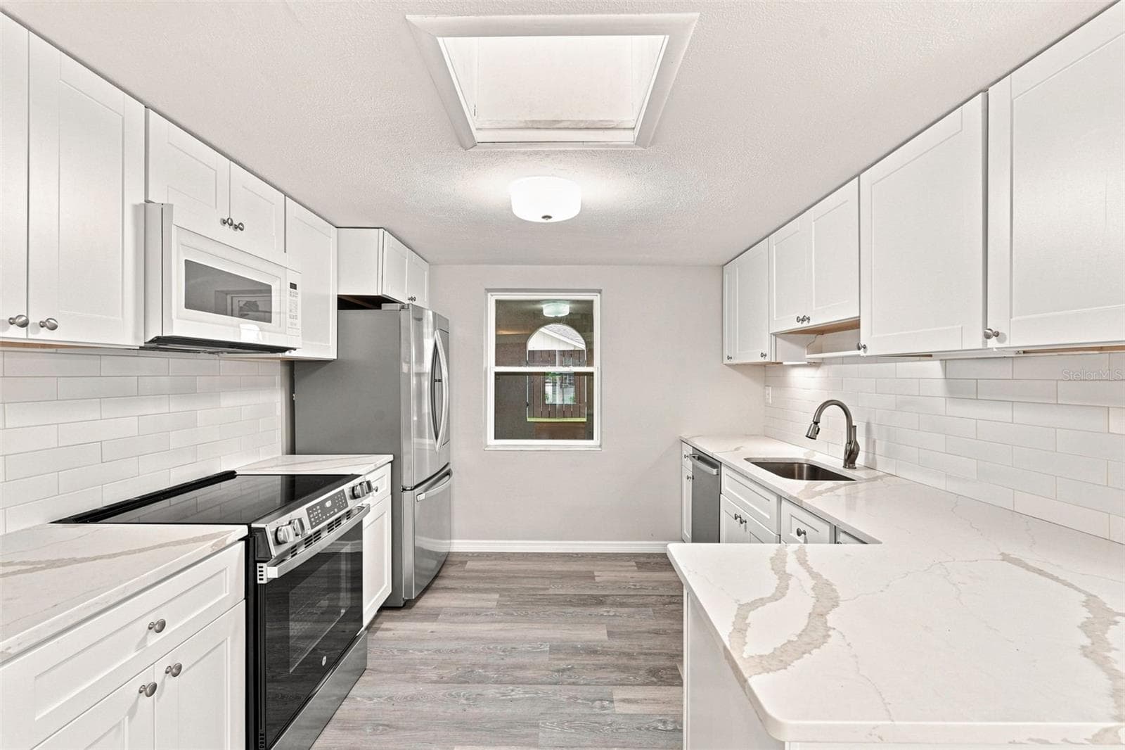 Bright Kitchen with Stylish Subway Tile Backsplash - 1005 ALSTON LN, ENGLEWOOD