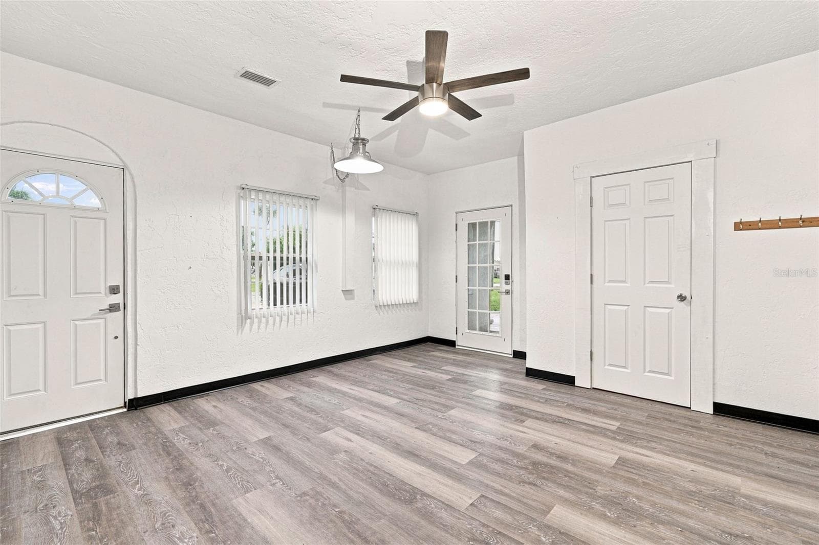 Bright and Inviting Family Room with with Vaulted Ceilings and New Flooring - 1005 ALSTON LN, ENGLEWOOD