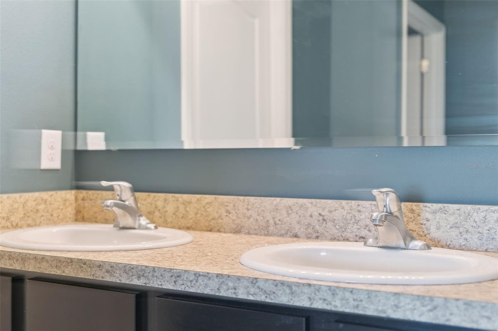 Ensuite Bath in Jr Suite on second floor - 10528 BRONZE LEAF CT, LEESBURG
