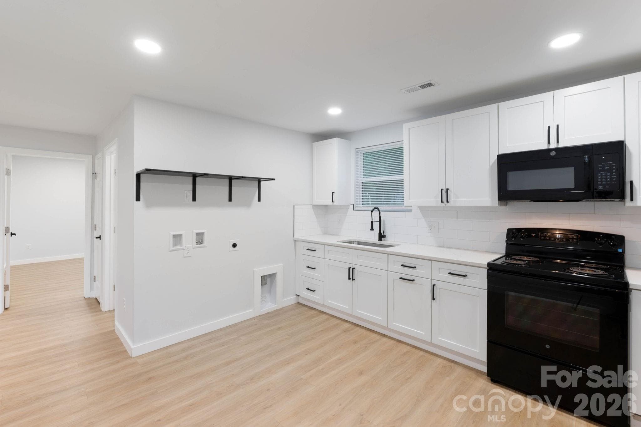 Single Family Residence at 615 E Saunders Avenue, Newton, photo 4 of 32