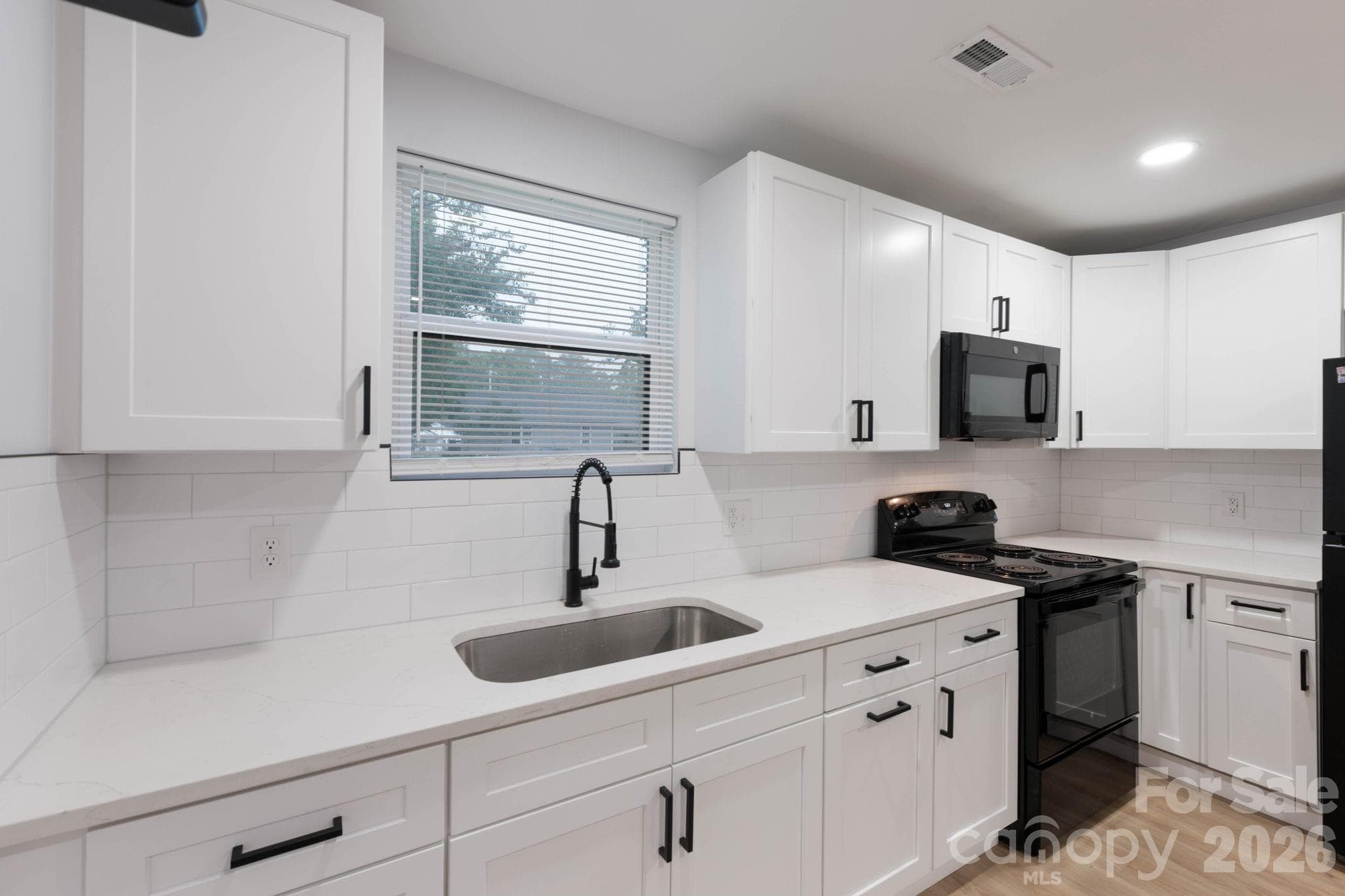 Single Family Residence at 615 E Saunders Avenue, Newton, photo 5 of 32
