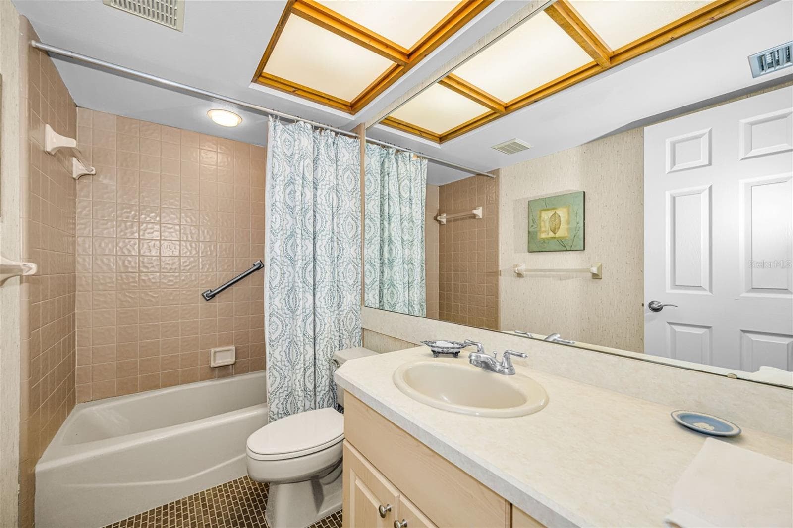Guest Bath between bedrooms 2 and 3. - 10479 LONGWOOD DR, SEMINOLE