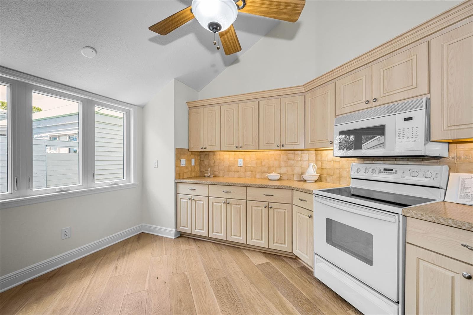 So much kitchen storage! - 10479 LONGWOOD DR, SEMINOLE