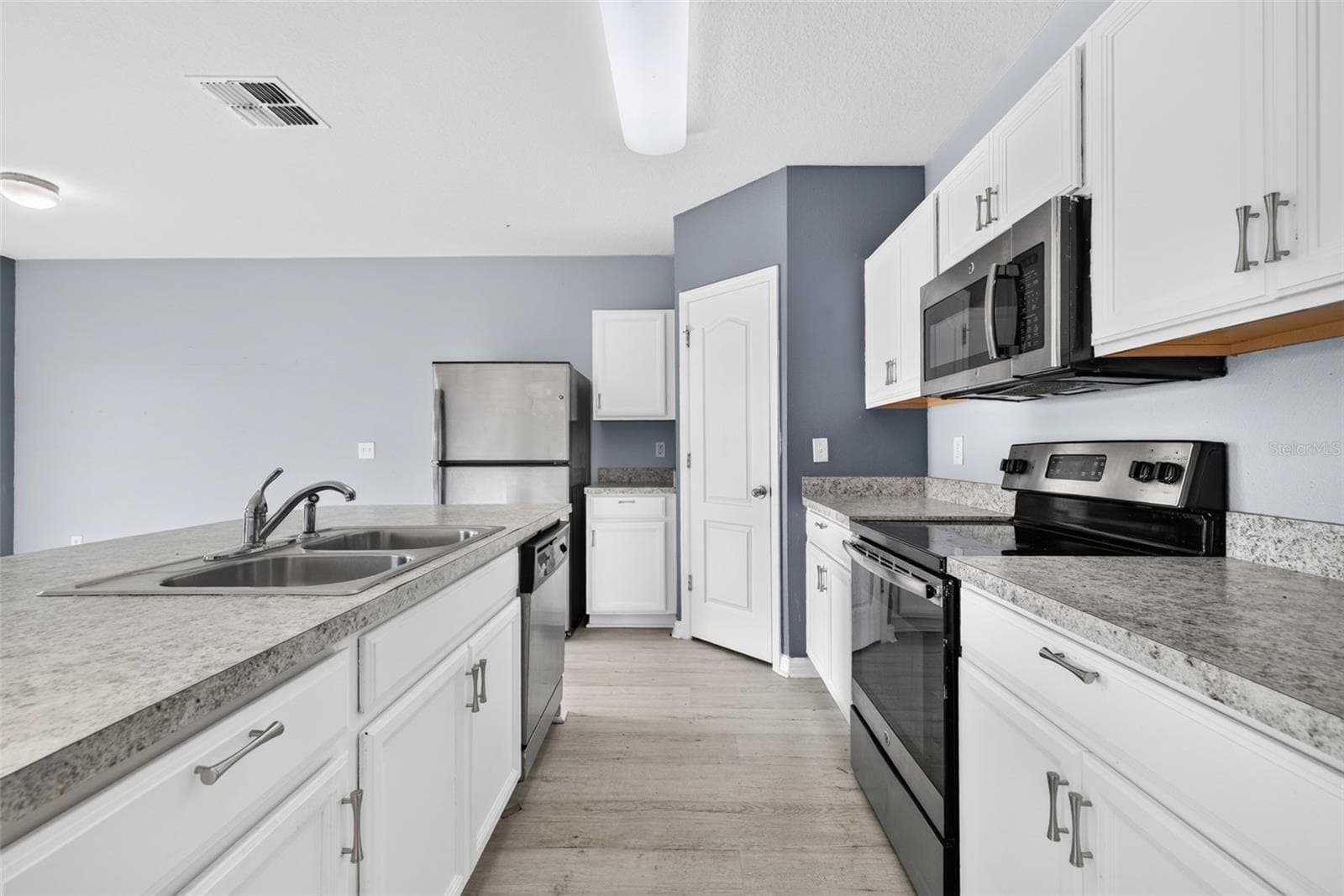 Single Family Residence at 573 LUCERNE BLVD, WINTER HAVEN, photo 5 of 40