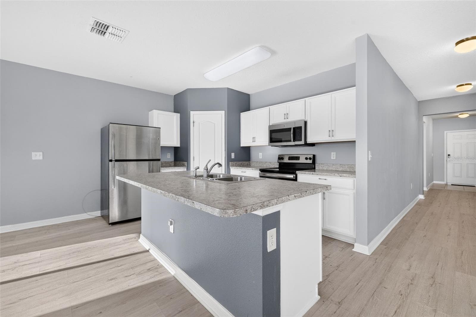 Single Family Residence at 573 LUCERNE BLVD, WINTER HAVEN, photo 8 of 40