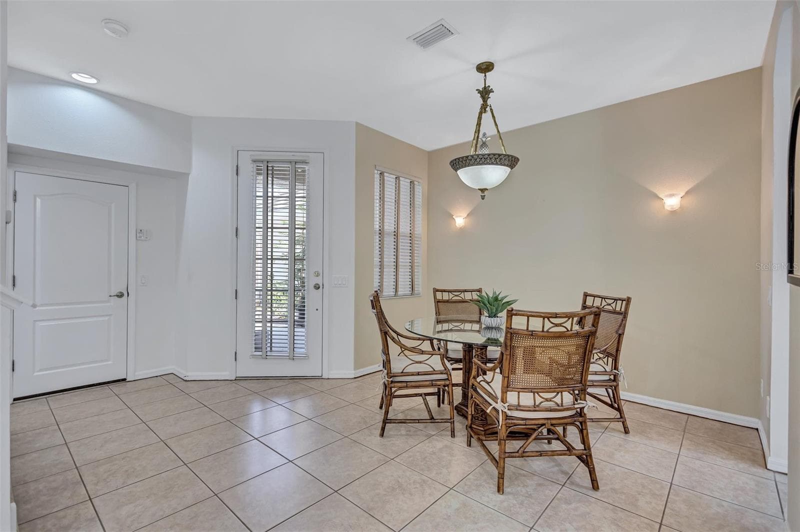 Townhouse at 14511 MIRABELLE VISTA CIR, TAMPA, photo 6 of 46