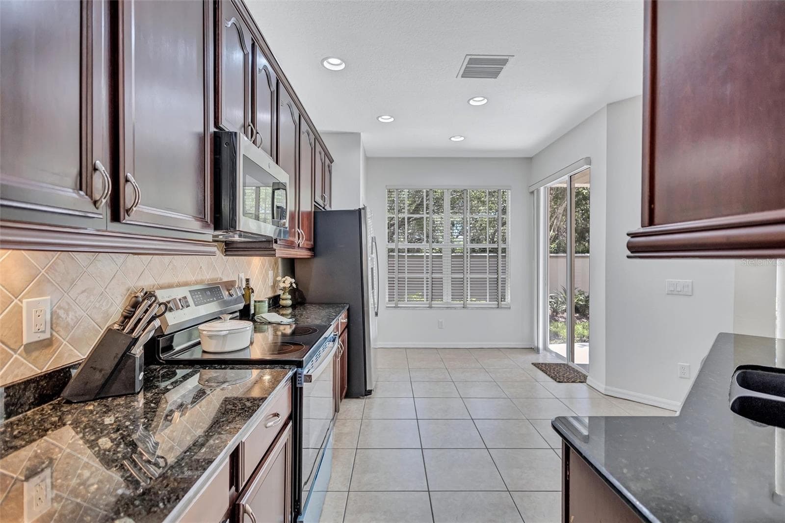 Townhouse at 14511 MIRABELLE VISTA CIR, TAMPA, photo 9 of 46