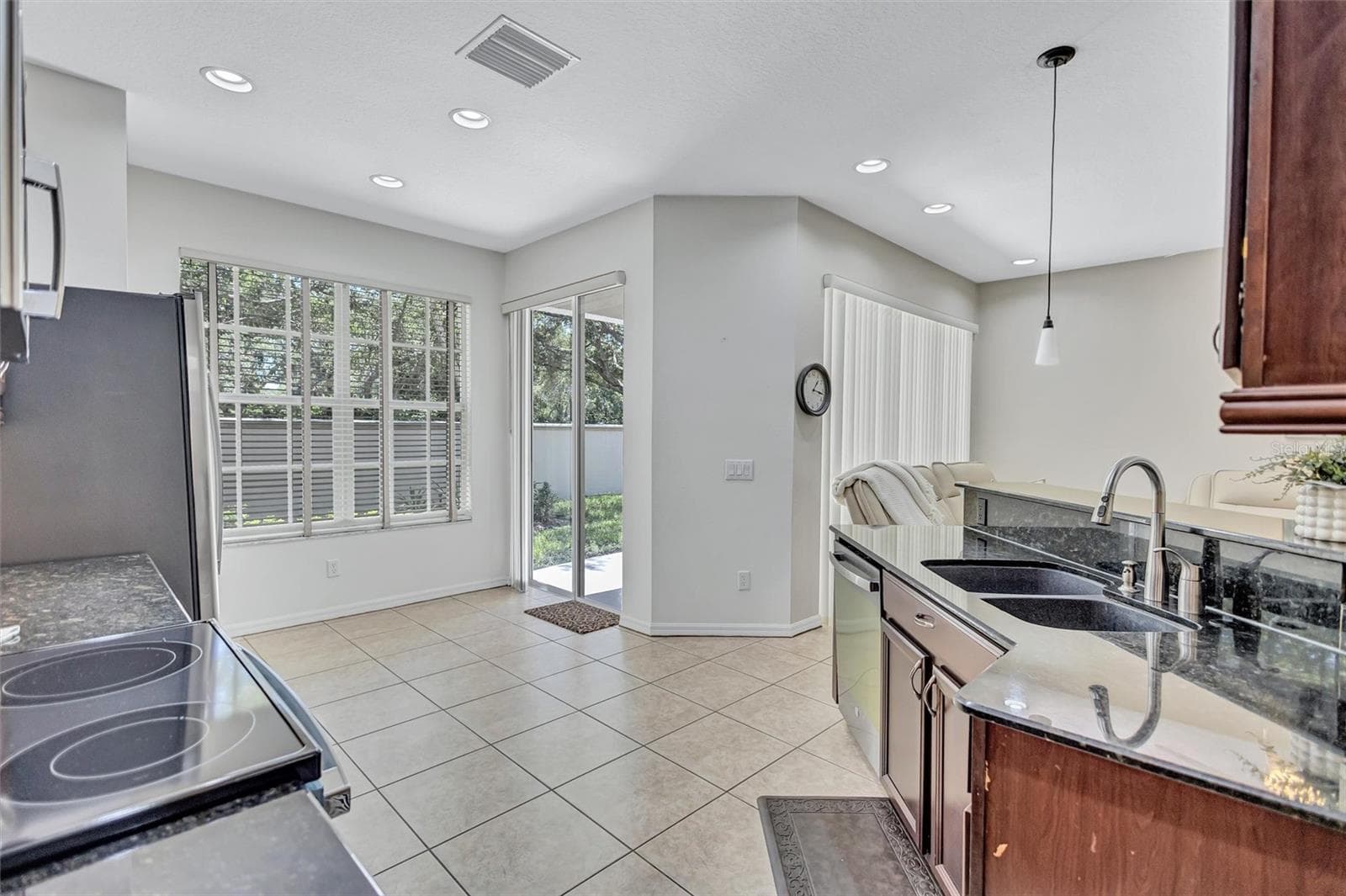 Townhouse at 14511 MIRABELLE VISTA CIR, TAMPA, photo 10 of 46