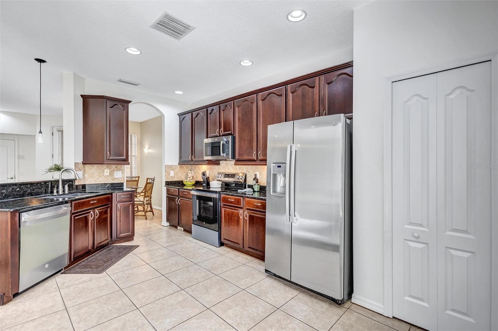 Townhouse at 14511 MIRABELLE VISTA CIR, TAMPA, photo 11 of 46